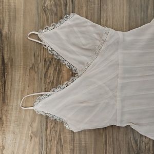 Lulu's NWT pale blush pink dress Size M sleeveless lace detail